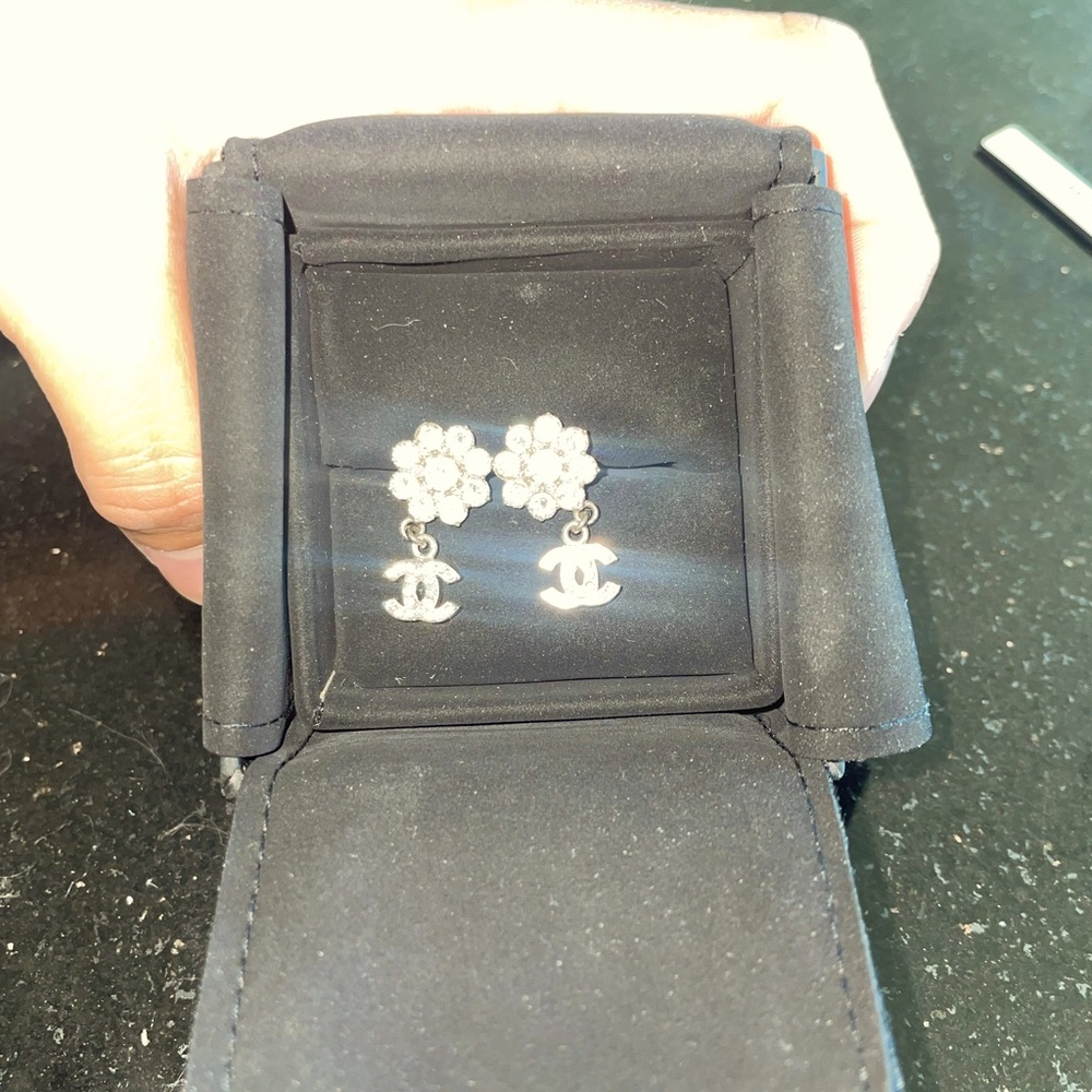 CHANEL elegant earring